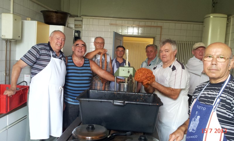 20130715_beim Wurstmachen (5)